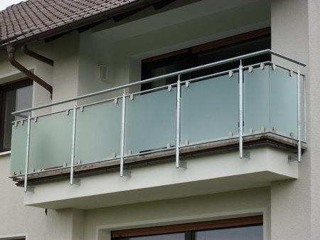 verzinktes Gelaender Glasfuellung.JPG